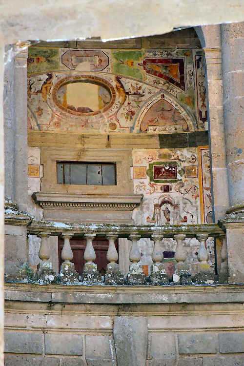 Cortile affreschi piano rialzato