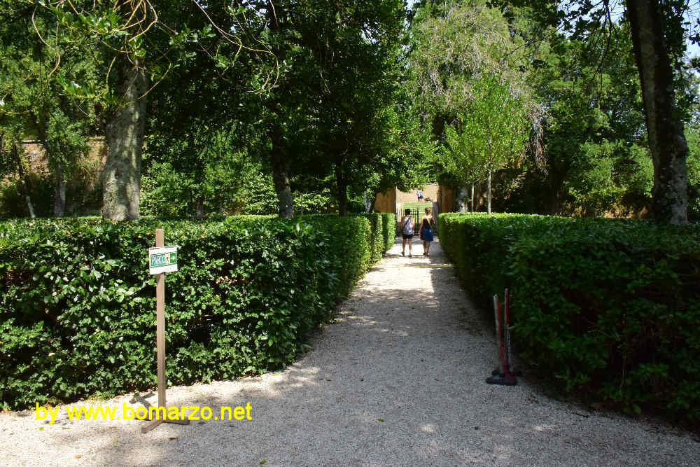 il cancello che porta verso il parco a monte