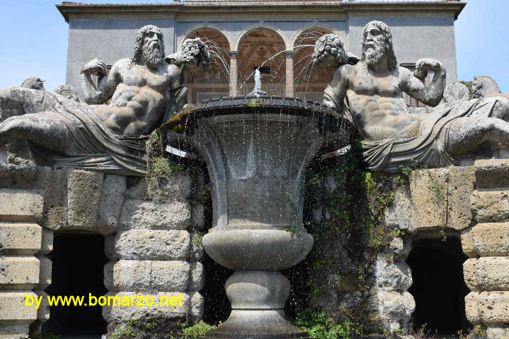 La Fontana del Bicchiere o dei Giganti