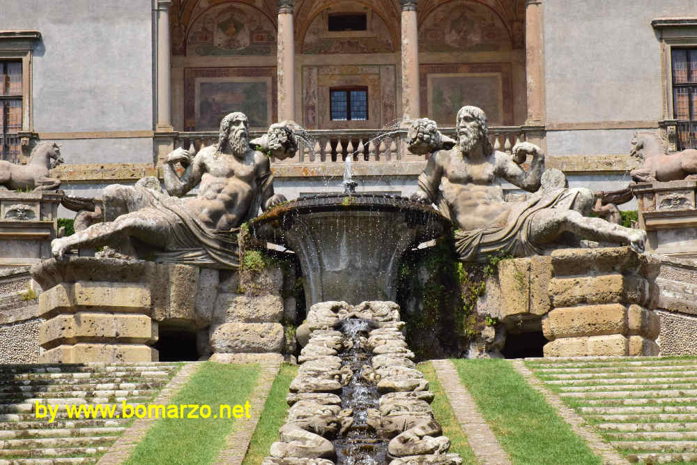 La Fontana del Bicchiere o dei Giganti